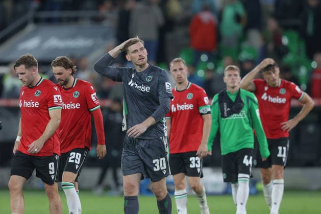 04.09.2026, xtgx, Fussball 2. Bundesliga, Hannover 96 - Karlsruher SC, v.l. Benjamin Källman (Hannover, 9), Kolja Oudenne (Hannover, 29), Leo Weinkauf (Hannover, 30), Maurice Neubauer (Hannover, 33) enttaeuscht, enttäuscht, schaut enttaeuscht, niedergeschlagen, disappointed (DFL DFB REGULATIONS PROHIBIT ANY USE OF PHOTOGRAPHS as IMAGE SEQUENCES and or QUASI-VIDEO) Hannover *** September 4, 2026, xtgx, Soccer 2. Bundesliga, Hannover 96 vs. Karlsruher SC, from left: Benjamin Källman (Hannover), 9, Kolja Oudenne (Hannover), 29, Leo Weinkauf (Hannover), 30, Maurice Neubauer, Hannover, 33, disappointed, looks disappointed, dejected, disappointed. DFL and DFB regulations prohibit any use of photographs as image sequences and or quasi-video. Hannover