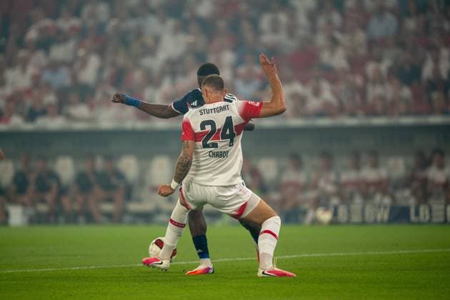 Zweikampf zwischen Ragnar Ache (1. FC Koeln, 09) und Jeff Chabot (VfB Stuttgart, 24), VfB Stuttgart vs. 1. FC Koeln, Fussball, 1. Bundesliga, 02. Spieltag, 04.09.2026 DFB regulations prohibit any use of photographs as image sequences and or quasi-video Stuttgart Baden-Wuerttemberg Deutschland *** Tackle between Ragnar Ache (1. FC Köln, 09) and Jeff Chabot (VfB Stuttgart, 24), VfB Stuttgart vs. 1. FC Köln, Soccer, Bundesliga 1, Matchday 2, September 4, 2026. DFB regulations prohibit any use of photographs as image sequences and or quasi-video. Stuttgart, Baden-Württemberg, Germany Copyright: xkolbert-press PhilipxZieglerx