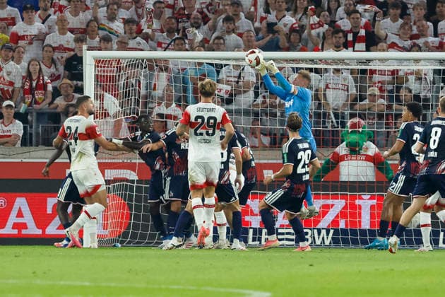 Marvin Schwäbe, Schwabe (1. FC Köln, 01) am Ball , Deutschland, Fussball, 1. Bundesliga, 2.Spieltag, 2026 2027, VfB Stuttgart vs. 1.FC Köln, 04.09.2026, Stuttgart MHP Arena Deutschland *** Marvin Schwäbe, Schwabe 1 FC Köln, 01 on the Ball, Germany, Soccer, Bundesliga 1, Matchday 2, 2026–2027, VfB Stuttgart vs. 1 FC Köln, September 4, 2026, Stuttgart MHP Arena, Germany Copyright: xGrantxHubbsx