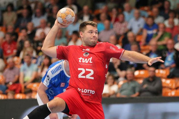 04.09.2026 Handball Herren 2026 2027 2. Handball-Bundesliga 2. Spieltag Dessau-Roßlauer HV 06 - Eulen Ludwigshafen Anhalt Arena Dessau Kian Schwarzer (Ludwigshafen, 22, rot) bei einem Freiwurf. Dessau-Roßlau Sachsen-Anhalt Deutschland