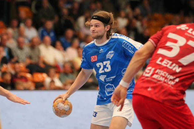 04.09.2026 Handball Herren 2026 2027 2. Handball-Bundesliga 2. Spieltag Dessau-Roßlauer HV 06 - Eulen Ludwigshafen Anhalt Arena Dessau Mika Schüler (Dessau, 23, blau) am Ball. Dessau-Roßlau Sachsen-Anhalt Deutschland