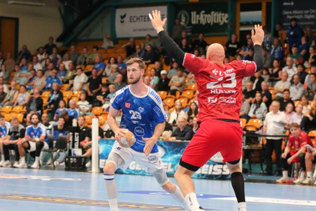04.09.2026 Handball Herren 2026 2027 2. Handball-Bundesliga 2. Spieltag Dessau-Roßlauer HV 06 - Eulen Ludwigshafen Anhalt Arena Dessau Yannick Danneberg (Dessau, 26, blau) ist am Ball. Lars Röller (Ludwigshafen, 23, rot) steht in der Defensive bereit. Dessau-Roßlau Sachsen-Anhalt Deutschland
