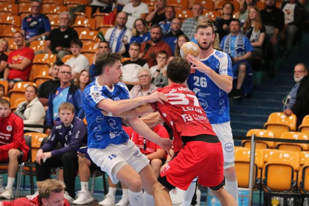 04.09.2026 Handball Herren 2026 2027 2. Handball-Bundesliga 2. Spieltag Dessau-Roßlauer HV 06 - Eulen Ludwigshafen Anhalt Arena Dessau Yannick Danneberg (Dessau, 26, blau) ist am Ball. Marcel Nowak (Dessau, 15, blau) wird von Finn-Lukas Leun (Ludwigshafen, 37, rot) geblockt. Dessau-Roßlau Sachsen-Anhalt Deutschland
