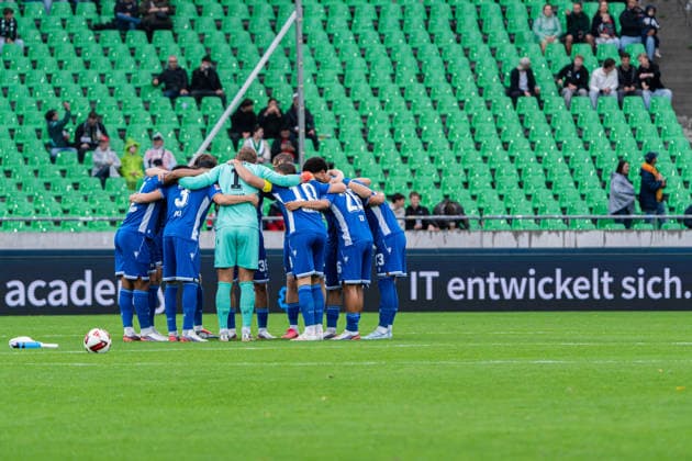 Hannover, Deutschland 04. September 2026: 2. BL - 2026 2027 - Sp. 4 - Hannover 96 gegen Karlsruher SC Im Bild: Spielerkreis KSC DFL DFB regulations prohibit any use of photographs as image sequences and or quasi-video Heinz von Heiden Arena Niedersachsen *** Hanover, Germany, September 4, 2026, 2nd Bundesliga 2026–2027, Matchday 4: Hannover 96 vs. Karlsruher SC. Pictured: KSC players’ circle. DFL and DFB regulations prohibit any use of photographs as image sequences and or quasi-video. Heinz von Heiden Arena, Lower Saxony Copyright: xFotostandx xKruczynskix