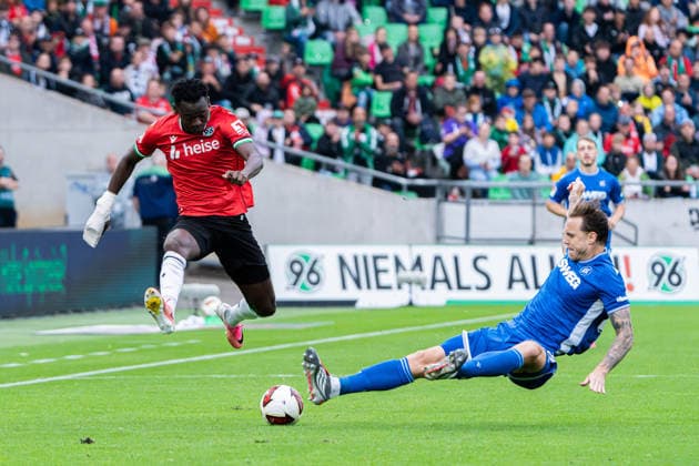 Hannover, Deutschland 04. September 2026: 2. BL - 2026 2027 - Sp. 4 - Hannover 96 gegen Karlsruher SC Im Bild: v. li. im Zweikampf Mustapha Bundu (H96) und Marcel Franke (KSC) DFL DFB regulations prohibit any use of photographs as image sequences and or quasi-video Heinz von Heiden Arena Niedersachsen *** Hanover, Germany September 4, 2026 2. Bundesliga 2026–2027 Matchday 4: Hannover 96 vs. Karlsruher SC Pictured from left: Mustapha Bundu (H96) and Marcel Franke (KSC) in a tackle. DFL and DFB regulations prohibit any use of photographs as image sequences and or quasi-video Heinz von Heiden Arena, Lower Saxony Copyright: xFotostandx xKruczynskix