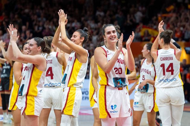 spanische Mannschaft beim Huddle, Mariona Ortiz (Spanien, 04), Maria Conde (Spanien, 10), Paula Ginzo (Spanien, 20), Raquel Carrera (Spanien, 14), GER, Spanien vs. Deutschland, Basketball, FIBA Women s World Cup 2026, Gruppenphase, Spieltag 1, 04.09.2026 GER, Spanien vs. Deutschland, Basketball, FIBA Women s World Cup 2026, Spieltag 1, 04.09.2026 Berlin *** Spanish team during a huddle: Mariona Ortiz (Spain), 04; Maria Conde (Spain), 10; Paula Ginzo (Spain), 20; Raquel Carrera (Spain), 14; GER; Spain vs. Germany; basketball; 2026 FIBA Women’s World Cup; group stage; Matchday 1; September 4, 2026, GER, Spain vs. Germany, basketball, 2026 FIBA Women’s World Cup, Match Day 1, September 4, 2026, Berlin Copyright: xEibner-Pressefoto MaxxVincenx EP_MVN