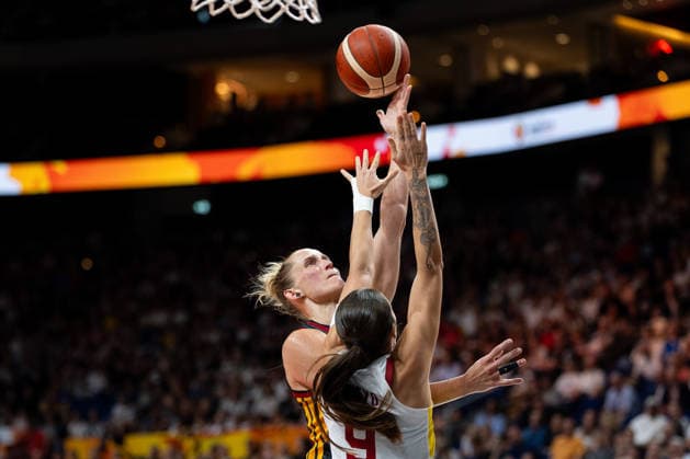 Leonie Fiebich (Deutschland, 13) beim Korbleger, Helena Pueyo (Spanien, 09), GER, Spanien vs. Deutschland, Basketball, FIBA Women s World Cup 2026, Gruppenphase, Spieltag 1, 04.09.2026 GER, Spanien vs. Deutschland, Basketball, FIBA Women s World Cup 2026, Spieltag 1, 04.09.2026 Berlin *** Leonie Fiebich (Germany), 13, making a layup; Helena Pueyo (Spain), 09; GER, Spain vs. Germany, basketball, 2026 FIBA Women’s World Cup, group stage, Matchday 1, September 4, 2026, GER, Spain vs. Germany, Basketball, 2026 FIBA Women’s World Cup, Match Day 1, September 4, 2026, Berlin Copyright: xEibner-Pressefoto MaxxVincenx EP_MVN
