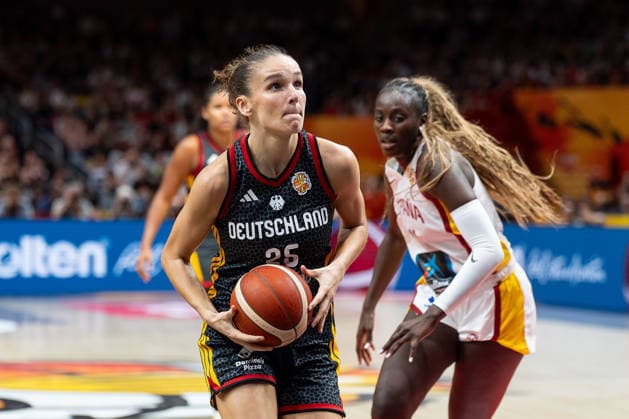 Clara Bielefeld (Deutschland, 25) im Dribbling, Awa Fam (Spanien, 11), GER, Spanien vs. Deutschland, Basketball, FIBA Women s World Cup 2026, Gruppenphase, Spieltag 1, 04.09.2026 GER, Spanien vs. Deutschland, Basketball, FIBA Women s World Cup 2026, Spieltag 1, 04.09.2026 Berlin *** Clara Bielefeld, Germany, 25, dribbling; Awa Fam, Spain, 11; GER, Spain vs. Germany, basketball, 2026 FIBA Women s World Cup, group stage, Matchday 1, September 4, 2026, GER, Spain vs. Germany, Basketball, 2026 FIBA Women’s World Cup, Match Day 1, September 4, 2026, Berlin Copyright: xEibner-Pressefoto MaxxVincenx EP_MVN