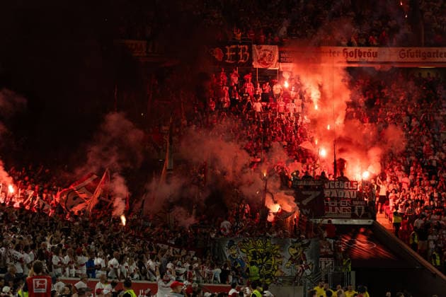 Die Spieler des VfB Stuttgart vor dem Spiel im Kreis Die Fans des 1. FC Koeln, Pyrotechnik, Unterbrechung, Rauchbomben GER, VfB Stuttgart vs. 1. FC Koeln, Fussball, Bundesliga, 2. Spieltag, Spielzeit 2026 2027, 04.09.2026, GER, VfB Stuttgart vs. 1. FC Koeln, Fussball, Bundesliga, 2. Spieltag, Spielzeit 2026 2027, 04.09.2026, Stuttgart *** The VfB Stuttgart players gathered in a circle before the game; 1 FC Koeln fans, pyrotechnics, interruption, smoke bombs, GER, VfB Stuttgart vs. 1 FC Koeln, soccer, Bundesliga, Matchday 2, 2026–2027 season, September 4, 2026, GER, VfB Stuttgart vs. 1 FC Koeln, soccer, Bundesliga, Matchday 2, 2026–2027 season, September 4, 2026, Stuttgart Copyright: xEibnerxPressefoto OliverxSchmidtx EP_OST
