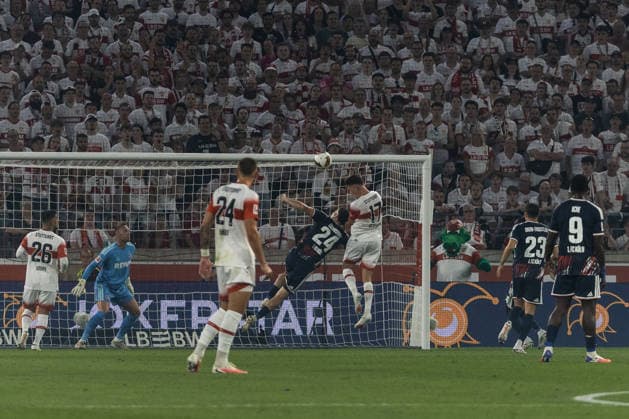 Torchance fuer Dzenan PEJCINOVIC (VfB Stuttgart, 17) per Kopf GER, VfB Stuttgart vs. 1. FC Koeln, Fussball, Bundesliga, 2. Spieltag, Spielzeit 2026 2027, 04.09.2026, GER, VfB Stuttgart vs. 1. FC Koeln, Fussball, Bundesliga, 2. Spieltag, Spielzeit 2026 2027, 04.09.2026, Stuttgart *** Scoring chance for Dzenan PEJCINOVIC (VfB Stuttgart), 17th goal by header (GER), VfB Stuttgart vs. 1. FC Köln, Soccer, Bundesliga, Matchday 2, 2026–2027 season, September 4, 2026, GER, VfB Stuttgart vs. 1. FC Köln, Soccer, Bundesliga, Matchday 2, 2026–2027 season, September 4, 2026, Stuttgart Copyright: xEibnerxPressefoto OliverxSchmidtx EP_OST