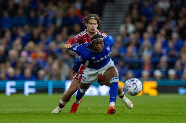 Football - FA Premier League - Ipswich Town v Liverpool FC IPSWICH, ENGLAND - Friday, September 4, 2026: Liverpool s Milos Kerkez is challenged by Ipswich Town s Abdul Fatawu (R) during the FA Premier League match between Ipswich Town FC and Liverpool FC at Portman Road. (Photo by David Rawcliffe Propaganda) IPSWICH Portman Road SUFFOLK ENGLAND  Copyright: xDavidxRawcliffex P2026-09-04-Ipswich_Liverpool-65