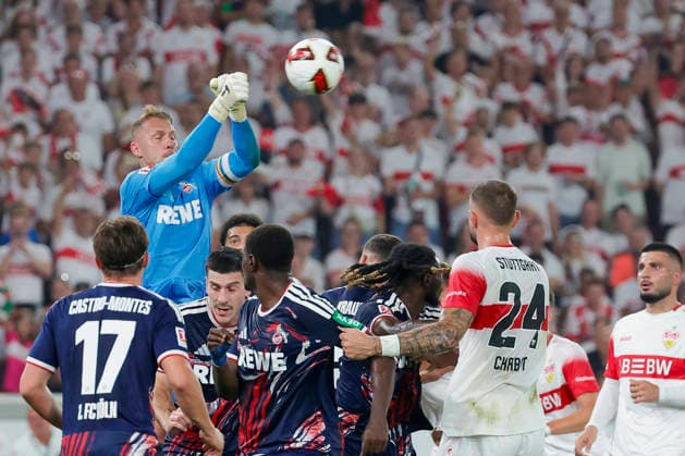 Im Bild: Torwart Marvin Schwaebe (1. FC Koeln, 1) in blau faustet den Ball aus der Gefahrenzone nach einer Hereingabe. 04.09.2026, VfB Stuttgart - 1. FC Koeln, 1. Bundesliga, 2. Spieltag, Deutschland, Stuttgart, MHP Arena, DFL REGULATIONS PROHIBIT ANY USE OF PHOTOGRAPHS AS IMAGE SEQUENCES AND OR QUASI-VIDEO. *** Pictured: Goalkeeper Marvin Schwaebe of 1. FC Köln, No. 1 in blue, punches the ball out of the danger zone after a cross on September 4, 2026, VfB Stuttgart vs. 1. FC Köln, Bundesliga, Matchday 2, Germany, Stuttgart, MHP Arena, DFL REGULATIONS PROHIBIT ANY USE OF PHOTOGRAPHS AS IMAGE SEQUENCES AND OR QUASI-VIDEO Copyright: HMBxMedia xJulienxBecker