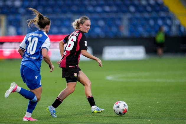 v.li.: Valesca Ampoorter (TSG, 10), Sofie Lena Zdebel (B04, 16), Zweikampf, Spielszene, Duell, duel, tackle, tackling, Dynamik, Action, Aktion, 04.09.2026, Sinsheim (Hoffenheim) (Deutschland), Fussball, Google Pixel Frauen-Bundesliga, TSG 1899 Hoffenheim - Bayer 04 Leverkusen, DFB DFL REGULATIONS PROHIBIT ANY USE OF PHOTOGRAPHS AS IMAGE SEQUENCES AND OR QUASI-VIDEO. *** v li Valesca Ampoorter TSG, 10, Sofie Lena Zdebel B04, 16, tackle, game scene, duel, tackle, tackling, dynamics, action, 04 09 2026, Sinsheim, Hoffenheim, Germany, soccer, Google Pixel Women’s Bundesliga, TSG 1899 Hoffenheim vs. Bayer 04 Leverkusen, DFB and DFL regulations prohibit any use of photographs as image sequences and or quasi-video xozx