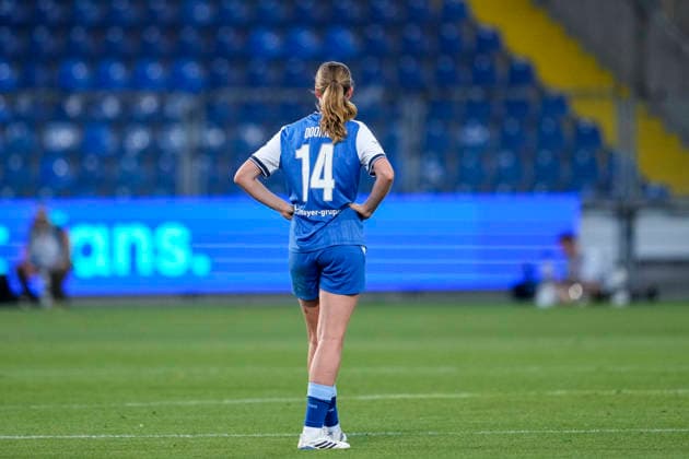Lisa Doorn (TSG, 14), Spielerinnen der TSG 1899 Hoffenheim, Spielerin, enttäuscht schauend, Enttäuschung, Frustration, disappointed, pessimistisch, nach dem Gegentor zum 1:2, Action, Aktion, Spielszene, 04.09.2026, Sinsheim (Hoffenheim) (Deutschland), Fussball, Google Pixel Frauen-Bundesliga, TSG 1899 Hoffenheim - Bayer 04 Leverkusen, DFB DFL REGULATIONS PROHIBIT ANY USE OF PHOTOGRAPHS AS IMAGE SEQUENCES AND OR QUASI-VIDEO. *** Lisa Doorn TSG, 14, TSG 1899 Hoffenheim players, player looking disappointed, disappointment, frustration, pessimistic, after conceding the goal that made the score 1–2, action, game scene, September 4, 2026, Sinsheim, Hoffenheim, Germany, soccer, Google Pixel Women’s Bundesliga, TSG 1899 Hoffenheim vs. Bayer 04 Leverkusen, DFB and DFL regulations prohibit any use of photographs as image sequences and or quasi-video xozx