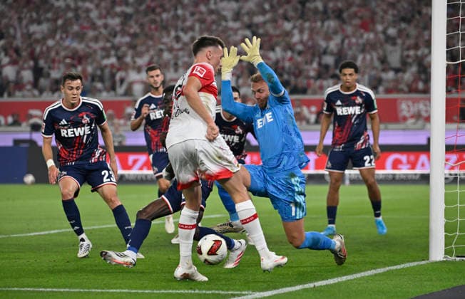 Strafraumszene, Torraumszene Dzenan Pejcinovic VfB Stuttgart (17) gegen Torwart Marvin Schwaebe 1. FC Koeln KOE (01) VfB Stuttgart vs 1. FC Koeln 04.09.2026 DFL REGULATIONS PROHIBIT ANY USE OF PHOTOGRAPHS AS IMAGE SEQUENCES AND OR QUASI-VIDEO VfB Stuttgart vs 1. FC Koeln *** Penalty area play, Goalmouth action: Dzenan Pejcinovic (VfB Stuttgart 17) against goalkeeper Marvin Schwaebe (1. FC Köln KOE 01). VfB Stuttgart vs. 1. FC Köln, September 4, 2026. DFL regulations prohibit any use of photographs as IIMAGE SEQUENCES AND OR QUASI-VIDEO VfB Stuttgart vs. 1. FC Köln
