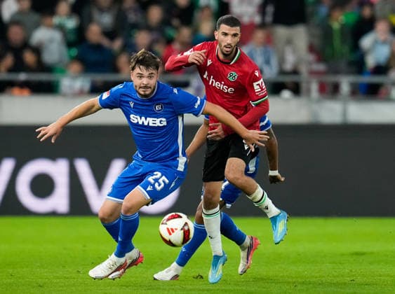 Lilian Egloff (Karlsruher SC, 25) im Zweikampf mit Waniss Taibi (Hannover 96, 8) GER, Hannover 96 vs Karlsruher SC, 2. Bundesliga, 4. Spieltag, Saison 2026-27, Heinz von Heiden Arena, Hannover, 04.09.2026 DFL REGULATIONS PROHIBIT ANY USE OF PHOTOGRAPHS AS IMAGE SEQUENCES AND OR QUASI-VIDEO GER, Hannover 96 vs Karlsruher SC, 2. Bundesliga, 4. Spieltag, Saison 2026-27, 04.09.2026 Hannover *** Lilian Egloff (Karlsruher SC), 25, in a tackle with Waniss Taibi (Hannover 96), 8 GER, Hannover 96 vs. Karlsruher SC, 2. Bundesliga, Matchday 4, 2026–27 season, Heinz von Heiden Arena, Hannover, September 4, 2026 DFL regulations prohibit any use of photographs as image sequences and or quasi-video GER, Hannover 96 vs. Karlsruher SC, 2. Bundesliga, Matchday 4, 2026–27 season, September 4, 2026, Hannover Copyright: xEibner-Pressefoto ScottxColemanx EP_SCN