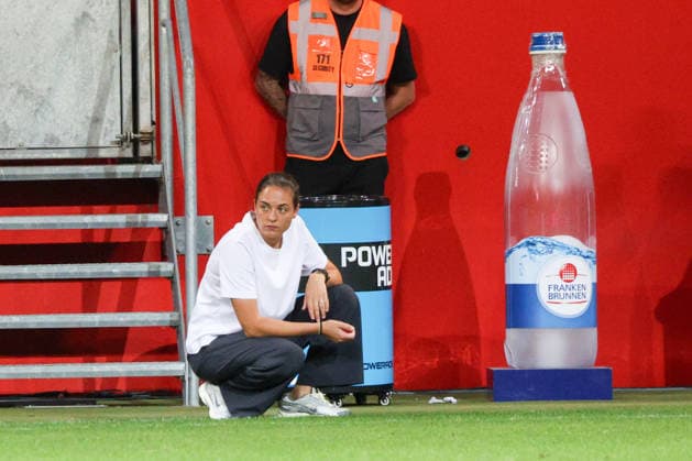 Trainerin Sabrina Wittmann (Cheftrainer FC Ingolstadt 04) hat mit ihrer Mannschaft es nicht geschafft mit nur 10 Mann die Gaeste aufzuhalten beim Spiel FC Ingolstadt 04 gegen Alemannia Aachen am 04.09.2026, DFB regulations prohibit any use of photographs as image sequences and or quasi-video. GER, Fussball, 3. Liga, Spieltag 4, FC Ingolstadt 04 gegen Alemannia Aachen, 04.09.2026, Audi Sportpark Ingolstadt Copyright: xEibner-Pressefoto OliverxSTRISCHx EP-OSH