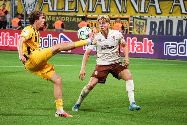 Max Plath (FC Ingolstadt 04, Nr.14) kann hier nur zusehen, wie Louis Koester (Alemannia Achen, Nr.8) vorbeiziehten kann beim Spiel FC Ingolstadt 04 gegen Alemannia Aachen am 04.09.2026, DFB regulations prohibit any use of photographs as image sequences and or quasi-video. GER, Fussball, 3. Liga, Spieltag 4, FC Ingolstadt 04 gegen Alemannia Aachen, 04.09.2026, Audi Sportpark Ingolstadt Copyright: xEibner-Pressefoto OliverxSTRISCHx EP-OSH