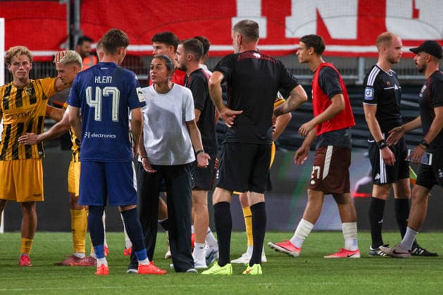 Trainerin Sabrina Wittmann (Cheftrainer FC Ingolstadt 04) geht nach dem Spiel auf Torwart David Klein (FC Ingolstadt 04, Nr.47) los beim Spiel FC Ingolstadt 04 gegen Alemannia Aachen am 04.09.2026, DFB regulations prohibit any use of photographs as image sequences and or quasi-video. GER, Fussball, 3. Liga, Spieltag 4, FC Ingolstadt 04 gegen Alemannia Aachen, 04.09.2026, Audi Sportpark Ingolstadt Copyright: xEibner-Pressefoto OliverxSTRISCHx EP-OSH