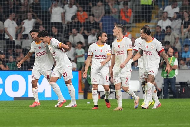 Istanbul Basaksehir v Galatasaray - Turkish Super Lig ISTANBUL, TURKIYE - SEPTEMBER 4: Players of Galatasaray celebrate their victory at the end of the Turkish Super Lig 4th week football match between Istanbul Basaksehir and Galatasaray at Basaksehir Fatih Terim Stadium in Istanbul, Turkiye on September 4, 2026. Adem Kutucu Anadolu Istanbul Turkey. Editorial use only. Please get in touch for any other usage.  Copyright: x2026xAnadoluxAdemxKutucux