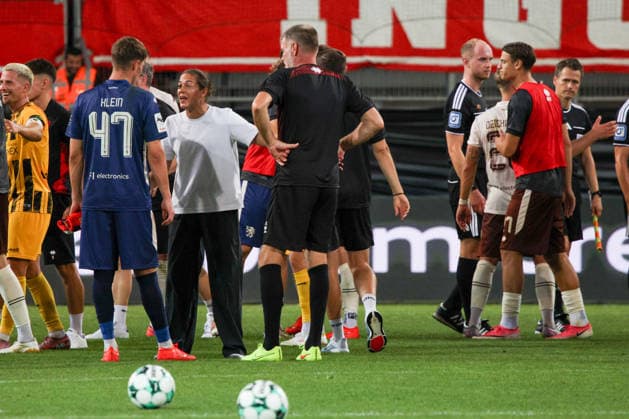 Trainerin Sabrina Wittmann (Cheftrainer FC Ingolstadt 04) geht nach dem Spiel auf Torwart David Klein (FC Ingolstadt 04, Nr.47) los beim Spiel FC Ingolstadt 04 gegen Alemannia Aachen am 04.09.2026, DFB regulations prohibit any use of photographs as image sequences and or quasi-video. GER, Fussball, 3. Liga, Spieltag 4, FC Ingolstadt 04 gegen Alemannia Aachen, 04.09.2026, Audi Sportpark Ingolstadt Copyright: xEibner-Pressefoto OliverxSTRISCHx EP-OSH