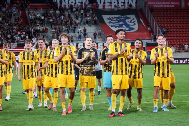 Die Allemannen bedanken sich bei den mitgereisten Fans beim Spiel FC Ingolstadt 04 gegen Alemannia Aachen am 04.09.2026, DFB regulations prohibit any use of photographs as image sequences and or quasi-video. GER, Fussball, 3. Liga, Spieltag 4, FC Ingolstadt 04 gegen Alemannia Aachen, 04.09.2026, Audi Sportpark Ingolstadt Copyright: xEibner-Pressefoto OliverxSTRISCHx EP-OSH