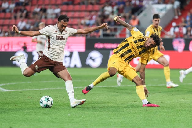 3. Liga; FC Ingolstadt 04 - Alemannia Aachen; Zweikampf Kampf um den Ball Nishan Velupilay (28 FCI) Joel da Silva Kiala (37 AA) 3. Liga - FC Ingolstadt 04 Saison 2026 2027 Alemannia Aachen