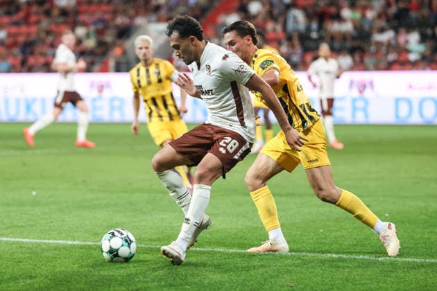 3. Liga; FC Ingolstadt 04 - Alemannia Aachen; Zweikampf Kampf um den Ball Nishan Velupilay (28 FCI) Petros Bagalianis (2 AA) 3. Liga - FC Ingolstadt 04 Saison 2026 2027 Alemannia Aachen