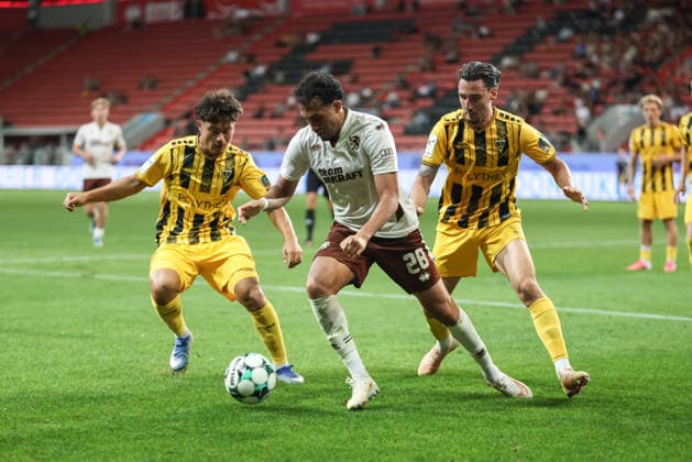 3. Liga; FC Ingolstadt 04 - Alemannia Aachen; Zweikampf Kampf um den Ball Nishan Velupilay (28 FCI) Petros Bagalianis (2 AA) 3. Liga - FC Ingolstadt 04 Saison 2026 2027 Alemannia Aachen