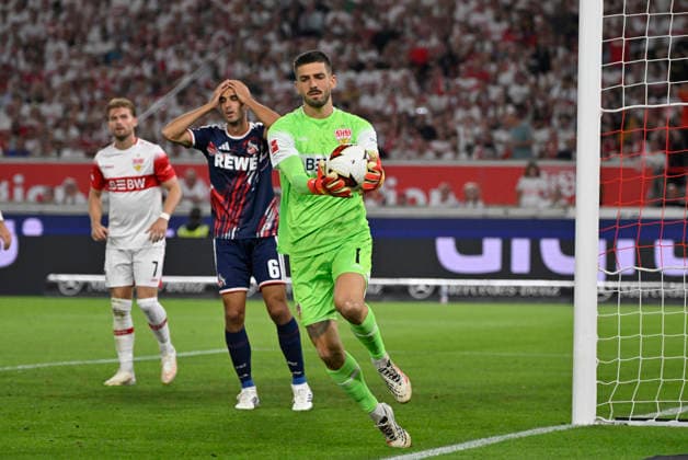 Strafraumszene, Torraumszene Torschuss Aktion Torchance Ellyes Skhiri 1. FC Koeln KOE (06) Parade Glanzparade Torwart Fabian Bredlow VfB Stuttgart (01) VfB Stuttgart vs 1. FC Koeln 04.09.2026 DFL REGULATIONS PROHIBIT ANY USE OF PHOTOGRAPHS AS IMAGE SEQUENCES AND OR QUASI-VIDEO VfB Stuttgart vs 1. FC Koeln *** Penalty area play, Goalmouth action, shot on goal, scoring chance, Ellyes Skhiri, 1. FC Köln, KOE 06, save, spectacular save, goalkeeper Fabian Bredlow, VfB Stuttgart 01, VfB Stuttgart vs. 1. FC Köln, September 4, 2026. DFL regulations prohibit ANY USE OF PHOTOGRAPHS AS IMAGE SEQUENCES AND OR QUASI-VIDEO VfB Stuttgart vs. 1. FC Köln