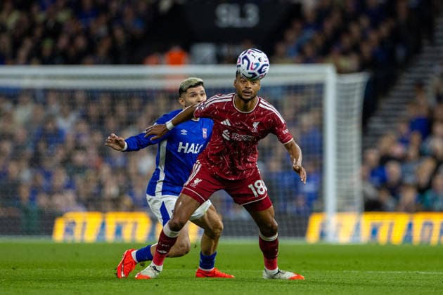 Football - FA Premier League - Ipswich Town v Liverpool FC IPSWICH, ENGLAND - Friday, September 4, 2026: Liverpool s Cody Gakpo is challenged by Ipswich Town s Julio Enciso (L) during the FA Premier League match between Ipswich Town FC and Liverpool FC at Portman Road. (Photo by David Rawcliffe Propaganda) IPSWICH Portman Road SUFFOLK ENGLAND  Copyright: xDavidxRawcliffex P2026-09-04-Ipswich_Liverpool-91