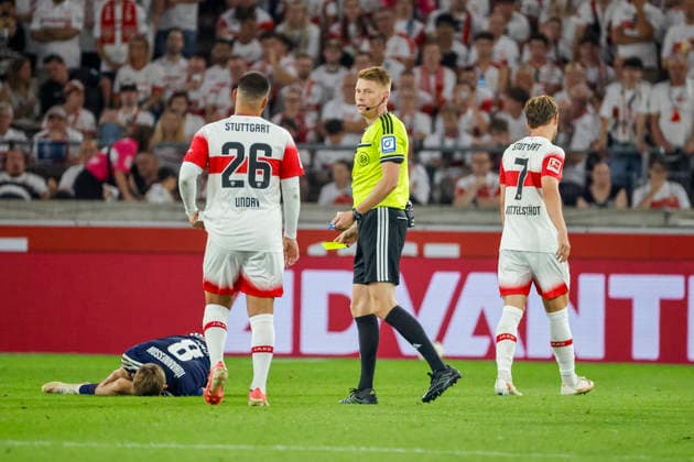Maximilian Mittelstädt, Mittelstadt (VfB Stuttgart, 07) bekommt die gelbe Karte von Schiedsrichter Christian Dingert , Deutschland, Fussball, 1. Bundesliga, 2.Spieltag, 2026 2027, VfB Stuttgart vs. 1.FC Köln, 04.09.2026, Stuttgart MHP Arena Deutschland *** Maximilian Mittelstädt, VfB Stuttgart, No. 7, receives a yellow card from referee Christian Dingert, Germany, soccer, Bundesliga 1, Matchday 2, 2026–2027, VfB Stuttgart vs. 1. FC Köln, September 4, 2026, Stuttgart MHP Arena, Germany Copyright: xGrantxHubbsx