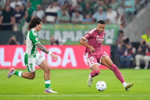 September 4, 2026, Sevilla, Sevilla, Spain: Kylian Mbappe of Real Madrid CF and Hector Bellerin of Real Betis Balompie compete for the ball during the Spanish league, LaLiga EA Sports, football match played between Real Betis and Real Madrid at La Cartuja stadium on September 4, 2026, in Sevilla, Spain. Sevilla Spain - ZUMAa181 20260904_zaa_a181_072 Copyright: xJoaquinxCorcherox