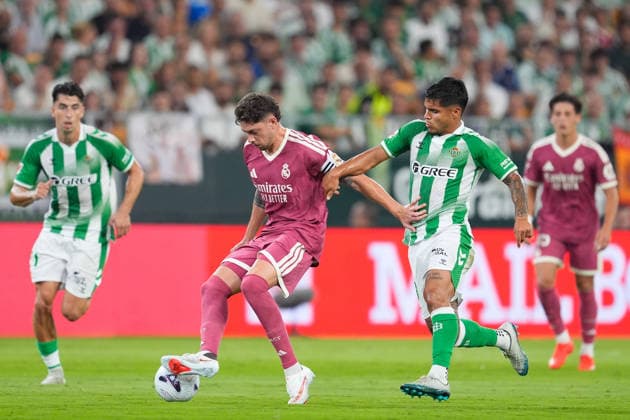 September 4, 2026, Sevilla, Sevilla, Spain: Federico Valverde of Real Madrid CF and Cucho Hernandez of Real Betis Balompie compete for the ball during the Spanish league, LaLiga EA Sports, football match played between Real Betis and Real Madrid at La Cartuja stadium on September 4, 2026, in Sevilla, Spain. Sevilla Spain - ZUMAa181 20260904_zaa_a181_073 Copyright: xJoaquinxCorcherox
