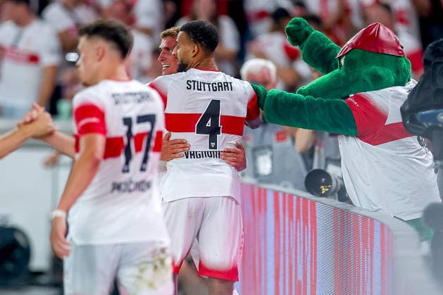 04.09.2026, Fußball, VfB Stuttgart - 1. FC Köln, 1. Fußball Bundesliga, 2. Spieltag, MHP-Arena, Saison 2026 2027: Torjubel nach dem Tor zum 2:0 durch Torschütze Grischa Prömel (VfB Stuttgart 21) zusammen mit Josha Vagnoman (VfB Stuttgart 04) und Maskottchen DFB regulations prohibit any use of photographs as image sequences and or quasi-video. Baden-Württemberg Deutschland *** September 4, 2026, Soccer, VfB Stuttgart vs. 1. FC Köln, Bundesliga 1, Matchday 2, MHP Arena, 2026–2027 season: Goal celebration after the 2–0 goal by VfB Stuttgart’s Grischa Prömel (No. 21), together with Josha Vagnoman (No. 04) and the mascot. DFB regulations prohibit any use of photographs as image sequences and or quasi-video. Baden-Württemberg Germany
