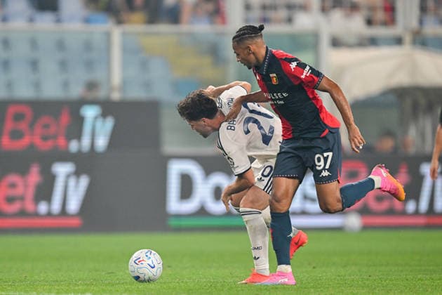 GenoaÕs Djibril Sow fights for the ball with Como s Martin Baturina during the Serie A soccer match between Genoa and Como at the Luigi Ferraris Stadium in Genoa, Italy - Friday, September 04, 2026. - Soccer .  Copyright: xTanoxPecoraro LaPressex