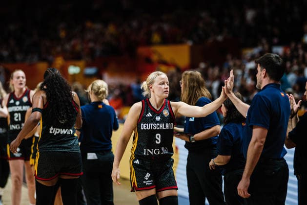 FIBA Women™s Basketball World Cup 2026: Spanien vs. Deutschland, 04.09.2026 Emma Eichmeyer (Deutschland, 9) klatscht mit dem Staff von Spanien ab; Basketball, FIBA Women™s Basketball World Cup 2026, Gruppenphase, Gruppe A, 1. Spieltag: Spanien vs. Deutschland am 04.09.2026 in der Uber Arena, Berlin *** FIBA Women’s Basketball World Cup 2026: Spain vs. Germany, September 4, 2026—Emma Eichmeyer of Germany (No. 9) high-fives the Spanish team. Basketball, FIBA Women’s Basketball World Cup 2026, Group Stage, Group A, Matchday 1: Spain vs. Germany on September 4, 2026, at the Uber Arena, Berlin Copyright: xBEAUTIFULxSPORTS Tonhäuserx