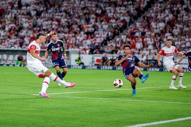 04.09.2026, Fußball, VfB Stuttgart - 1. FC Köln, 1. Fußball Bundesliga, 2. Spieltag, MHP-Arena, Saison 2026 2027: Torschuss Schuss Treffer zum Tor zum 3:0 durch Torschütze Ermedin Demirovic (VfB Stuttgart 09) gegen Jahmai Simpson-Pusey (1FC Koeln 22) DFB regulations prohibit any use of photographs as image sequences and or quasi-video. Baden-Württemberg Deutschland *** September 4, 2026, Soccer, VfB Stuttgart vs. 1. FC Köln, Bundesliga 1, Matchday 2, MHP Arena, 2026–2027 Season: Shot on goal, shot, goal scored to make it 3–0 by Ermedin Demirovic (VfB Stuttgart 09) against Jahmai Simpson Pusey (1. FC Köln 22). DFB regulations prohibit any use of photographs as image sequences and or quasi-video. Baden-Württemberg Germany