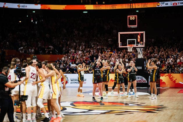 FIBA Women™s Basketball World Cup 2026: Spanien vs. Deutschland, 04.09.2026 Deutschland klatscht zu den Fans, im Vordergrund das spanische Team; Basketball, FIBA Women™s Basketball World Cup 2026, Gruppenphase, Gruppe A, 1. Spieltag: Spanien vs. Deutschland am 04.09.2026 in der Uber Arena, Berlin *** FIBA Women s Basketball World Cup 2026: Spain vs. Germany, September 4, 2026. Germany waves to the fans; the Spanish team is in the foreground. Basketball, FIBA Women s Basketball World Cup 2026, group stage, Group A, Matchday 1: Spain vs. Germany on September 4, 2026, at the Uber Arena, Berlin Copyright: xBEAUTIFULxSPORTS Tonhäuserx