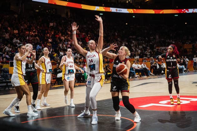 FIBA Women™s Basketball World Cup 2026: Spanien vs. Deutschland, 04.09.2026 Emma Eichmeyer (Deutschland, 9) gegen Raquel Carrera (Spanien, 14); Basketball, FIBA Women™s Basketball World Cup 2026, Gruppenphase, Gruppe A, 1. Spieltag: Spanien vs. Deutschland am 04.09.2026 in der Uber Arena, Berlin *** FIBA Women’s Basketball World Cup 2026: Spain vs. Germany, September 4, 2026; Emma Eichmeyer (Germany), 9, vs. Raquel Carrera (Spain), 14; Basketball; FIBA Women’s Basketball World Cup 2026; Group Stage; Group A; Matchday 1: Spain vs. Germany on September 4, 2026, at the Uber Arena, Berlin Copyright: xBEAUTIFULxSPORTS Tonhäuserx