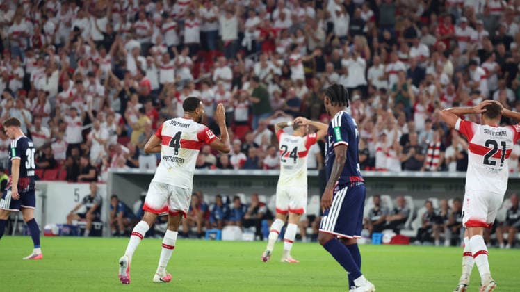 04.09.2026, xrekx, Fussball 1.Bundesliga, VfB Stuttgart - 1.FC Köln v.l. Torjubel nach dem Tor zum celebrating the goal celebrate 4:1 durch Josha Vagnoman (VfB Stuttgart) (DFL DFB REGULATIONS PROHIBIT ANY USE OF PHOTOGRAPHS as IMAGE SEQUENCES and or QUASI-VIDEO) Stuttgart *** September 4, 2026, xrekx, Soccer, Bundesliga 1, VfB Stuttgart 1 FC Cologne v l Goal celebration after Josha Vagnoman’s goal for VfB Stuttgart (4–1) DFL DFB REGULATIONS PROHIBIT ANY USE OF PHOTOGRAPHS AS IMAGE SEQUENCES AND OR QUASI-VIDEO Stuttgart