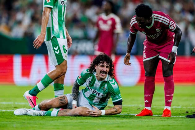 Real Betis Balompie vs Real Madrid CF - LaLiga EA Sports - 04 09 2026 Hector Bellerin of Real Betis (L) and Vinicius Junior of Real Madrid CF (R) during the LaLiga EA Sports match between Real Betis Balompie and Real Madrid CF at La Cartuja Stadium on September 04, 2026 in Sevilla, Spain. Sevilla Spain Copyright: xPabloxGarciaxSacristan PGSxPhotoxAgencyx