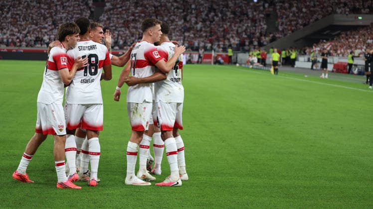 04.09.2026, xrekx, Fussball 1.Bundesliga, VfB Stuttgart - 1.FC Köln v.l. Torjubel nach dem Tor zum celebrating the goal celebrate 4:1 durch Josha Vagnoman (VfB Stuttgart) (DFL DFB REGULATIONS PROHIBIT ANY USE OF PHOTOGRAPHS as IMAGE SEQUENCES and or QUASI-VIDEO) Stuttgart *** September 4, 2026, xrekx, Soccer 1 Bundesliga, VfB Stuttgart 1 FC Köln – Goal celebration after Josha Vagnoman’s goal, making the score 4–1. VfB Stuttgart. DFL and DFB regulations prohibit any use of photographs as image sequences and or quasi-video. Stuttgart