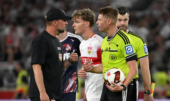 nach Spielende: Trainer Coach Sebastian Hoeness VfB Stuttgart im Gespraech Diskussion mit Schiedsrichter Referee Christian Dingert VfB Stuttgart vs 1. FC Koeln 04.09.2026 DFL REGULATIONS PROHIBIT ANY USE OF PHOTOGRAPHS AS IMAGE SEQUENCES AND OR QUASI-VIDEO VfB Stuttgart vs 1. FC Koeln *** After the game, VfB Stuttgart coach Sebastian Hoeness in discussion with referee Christian Dingert—VfB Stuttgart vs. 1. FC Köln, September 4, 2026. DFL regulations prohibit any use of photographs as image sequences and OR QUASI-VIDEO. VfB Stuttgart vs. 1. FC Köln