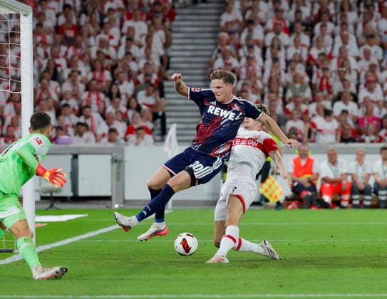 Im Bild: Das Tor zum 3:1, v.li. Torwart Fabian Bredlow (VfB Stuttgart, 1), Torschuetze Marius Buelter (1. FC Koeln, 30) und Ramon Hendriks (VfB Stuttgart, 3) 04.09.2026, VfB Stuttgart - 1. FC Koeln, 1. Bundesliga, 2. Spieltag, Deutschland, Stuttgart, MHP Arena, DFL REGULATIONS PROHIBIT ANY USE OF PHOTOGRAPHS AS IMAGE SEQUENCES AND OR QUASI-VIDEO. *** Pictured: The goal that made it 3-1; from left: goalkeeper Fabian Bredlow (VfB Stuttgart), 1; goal scorers Marius Buelter (1. FC Köln), 30, and Ramon Hendriks (VfB Stuttgart), 3; April 9, 2026, VfB Stuttgart vs. 1. FC Köln, Bundesliga 1, Matchday 2, Germany, Stuttgart, MHP Arena, DFL regulations prohibit any use of photographs as image sequences and or quasi-video Copyright: HMBxMedia xJulienxBecker