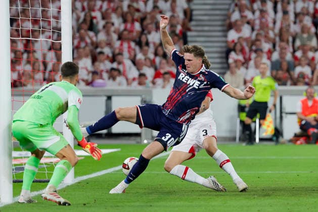 Im Bild: Das Tor zum 3:1, v.li. Torwart Fabian Bredlow (VfB Stuttgart, 1), Torschuetze Marius Buelter (1. FC Koeln, 30) und Ramon Hendriks (VfB Stuttgart, 3) 04.09.2026, VfB Stuttgart - 1. FC Koeln, 1. Bundesliga, 2. Spieltag, Deutschland, Stuttgart, MHP Arena, DFL REGULATIONS PROHIBIT ANY USE OF PHOTOGRAPHS AS IMAGE SEQUENCES AND OR QUASI-VIDEO. *** Pictured: The goal that made it 3–1. From left: Goalie Fabian Bredlow (VfB Stuttgart), 1; goal scorers Marius Buelter (1. FC Köln), 30; and Ramon Hendriks (VfB Stuttgart), 3. April 9, 2026, VfB Stuttgart vs. 1. FC Köln, Bundesliga 1, Matchday 2, Germany, Stuttgart, MHP Arena, DFL regulations prohibit any use of photographs as image sequences and or quasi-video Copyright: HMBxMedia xJulienxBecker