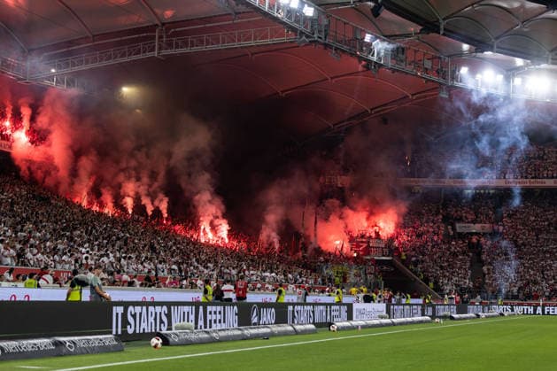 Pyro im Koelner Block GER, VfB Stuttgart vs. 1. FC Koeln, Fussball, Bundesliga, 2. Spieltag, Spielzeit 2026 2027, 04.09.2026, GER, VfB Stuttgart vs. 1. FC Koeln, Fussball, Bundesliga, 2. Spieltag, Spielzeit 2026 2027, 04.09.2026, Stuttgart *** Pyro in the Cologne Section (GER), VfB Stuttgart vs. 1. FC Köln, Soccer, Bundesliga, Matchday 2, 2026–2027 Season, September 4, 2026, GER, VfB Stuttgart vs. 1. FC Köln, Soccer, Bundesliga, Matchday 2, 2026–2027 Season, September 4, 2026, Stuttgart Copyright: xEibnerxPressefoto OliverxSchmidtx EP_OST