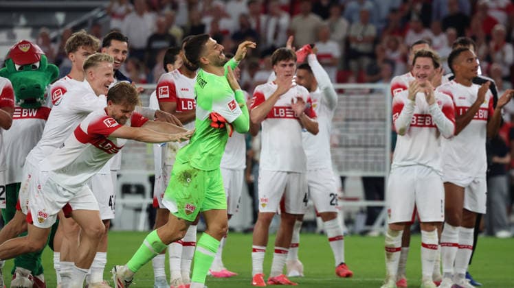 04.09.2026, xrekx, Fussball 1.Bundesliga, VfB Stuttgart - 1.FC Köln v.l. Fabian Bredlow (VfB Stuttgart) Mannschaft, Spieler, jubeln nach Spielende, Team, Player, celebrate at the end of the match (DFL DFB REGULATIONS PROHIBIT ANY USE OF PHOTOGRAPHS as IMAGE SEQUENCES and or QUASI-VIDEO) Stuttgart *** September 4, 2026, xrekx, Soccer, Bundesliga 1, VfB Stuttgart 1 FC Köln v l Fabian Bredlow VfB Stuttgart team, players, celebrating after the match, team, players, celebrating at the end of the match DFL DFB REGULATIONS PROHIBIT ANY USE OF PHOTOGRAPHS as IMAGE SEQUENCES and or QUASI-VIDEO Stuttgart