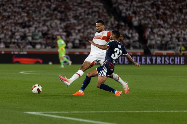 Josha VAGNOMAN (VfB Stuttgart, 04) im Zweikampf gegen Linton MAINA (1. FC Koeln, 37) GER, VfB Stuttgart vs. 1. FC Koeln, Fussball, Bundesliga, 2. Spieltag, Spielzeit 2026 2027, 04.09.2026, GER, VfB Stuttgart vs. 1. FC Koeln, Fussball, Bundesliga, 2. Spieltag, Spielzeit 2026 2027, 04.09.2026, Stuttgart *** Josha VAGNOMAN (VfB Stuttgart), No. 04, in a tackle against Linton MAINA (1. FC Köln), No. 37, GER, VfB Stuttgart vs. 1. FC Köln, Soccer, Bundesliga, Matchday 2, 2026–2027 Season, September 4, 2026, GER, VfB Stuttgart vs. 1. FC Köln, Soccer, Bundesliga, Matchday 2, 2026–2027 Season, September 4, 2026, Stuttgart Copyright: xEibnerxPressefoto OliverxSchmidtx EP_OST