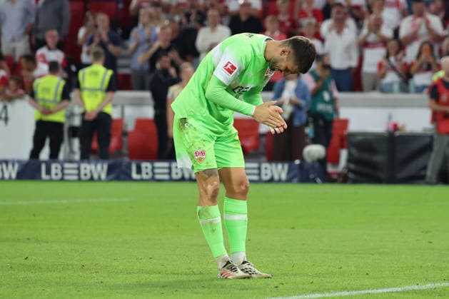 04.09.2026, xrekx, Fussball 1.Bundesliga, VfB Stuttgart - 1.FC Köln v.l. Fabian Bredlow (VfB Stuttgart) Mannschaft, Spieler, jubeln nach Spielende, Team, Player, celebrate at the end of the match bedankt bedanken sich bei den Fans, the player thanks the fans for their support (DFL DFB REGULATIONS PROHIBIT ANY USE OF PHOTOGRAPHS as IMAGE SEQUENCES and or QUASI-VIDEO) Stuttgart *** September 4, 2026, xrekx, Soccer, Bundesliga 1, VfB Stuttgart vs. FC Köln, Fabian Bredlow, VfB Stuttgart team, players, celebrating after the game, team, players celebrate at the end of the match and thank the fans; the player thanks the fans for their support. DFL and DFB regulations prohibit any use of photographs as image sequences and or quasi-video. Stuttgart